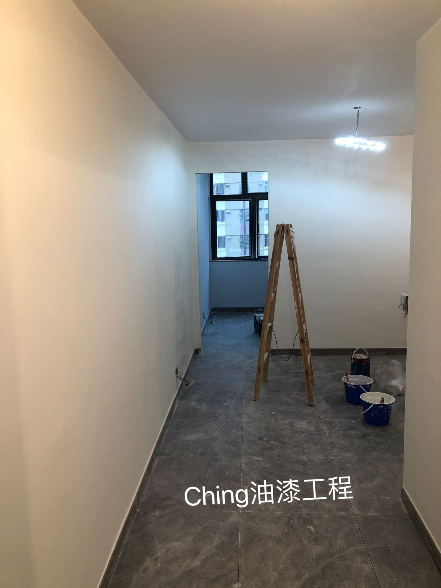 【公屋油漆工程】九龍區 400 呎 2 房公屋單位：專業剷底批灰、精細油油案例｜Ching 裝修工程
